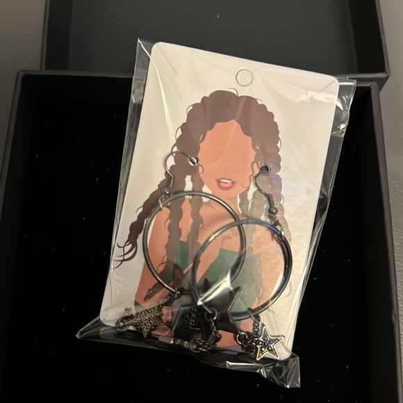 Great Deal Gorgeous Earrings - Picture 4 of 4